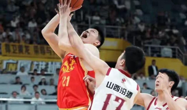CBA又闹出大笑话，卫冕冠军太拉胯，球迷怒喷没有裁判早淘汰